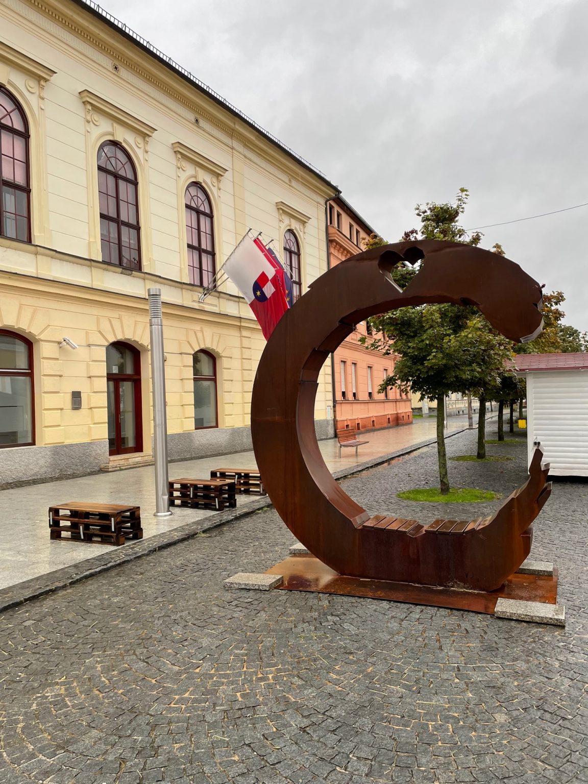 Tko će sanirati štetu nakon micanja željeznog slova Č u centru grada Čakovca?