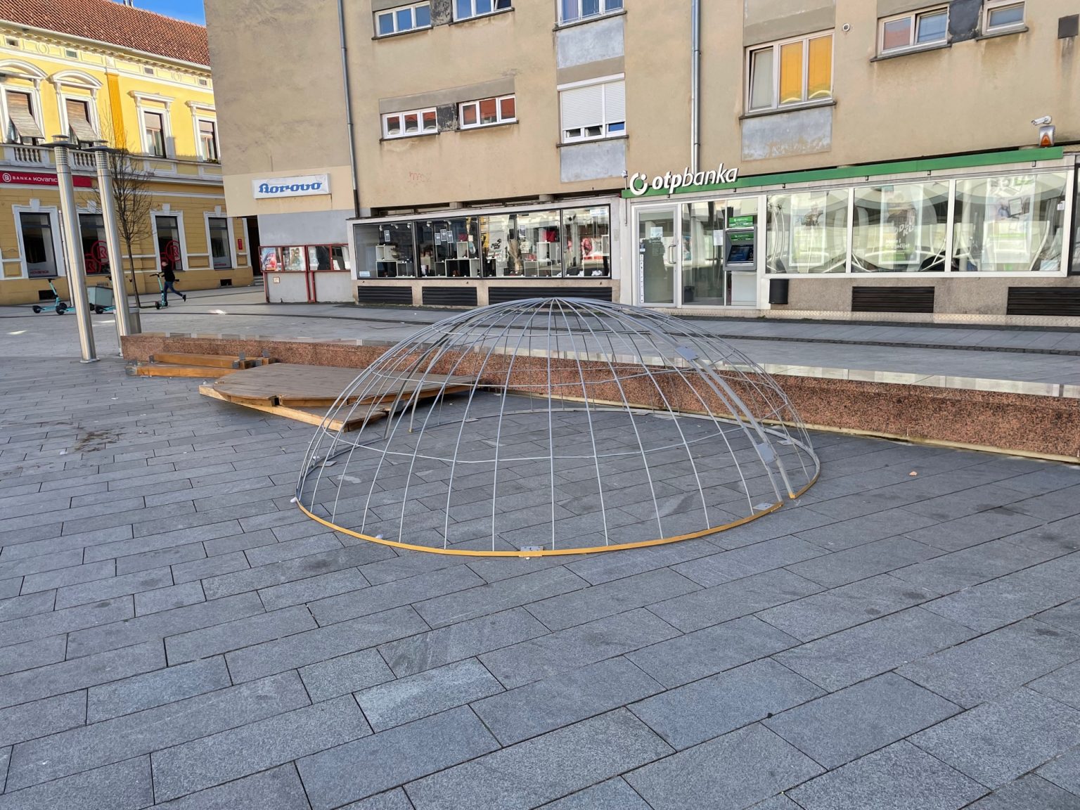 Napokon uklonjena posljednja adventska instalacija